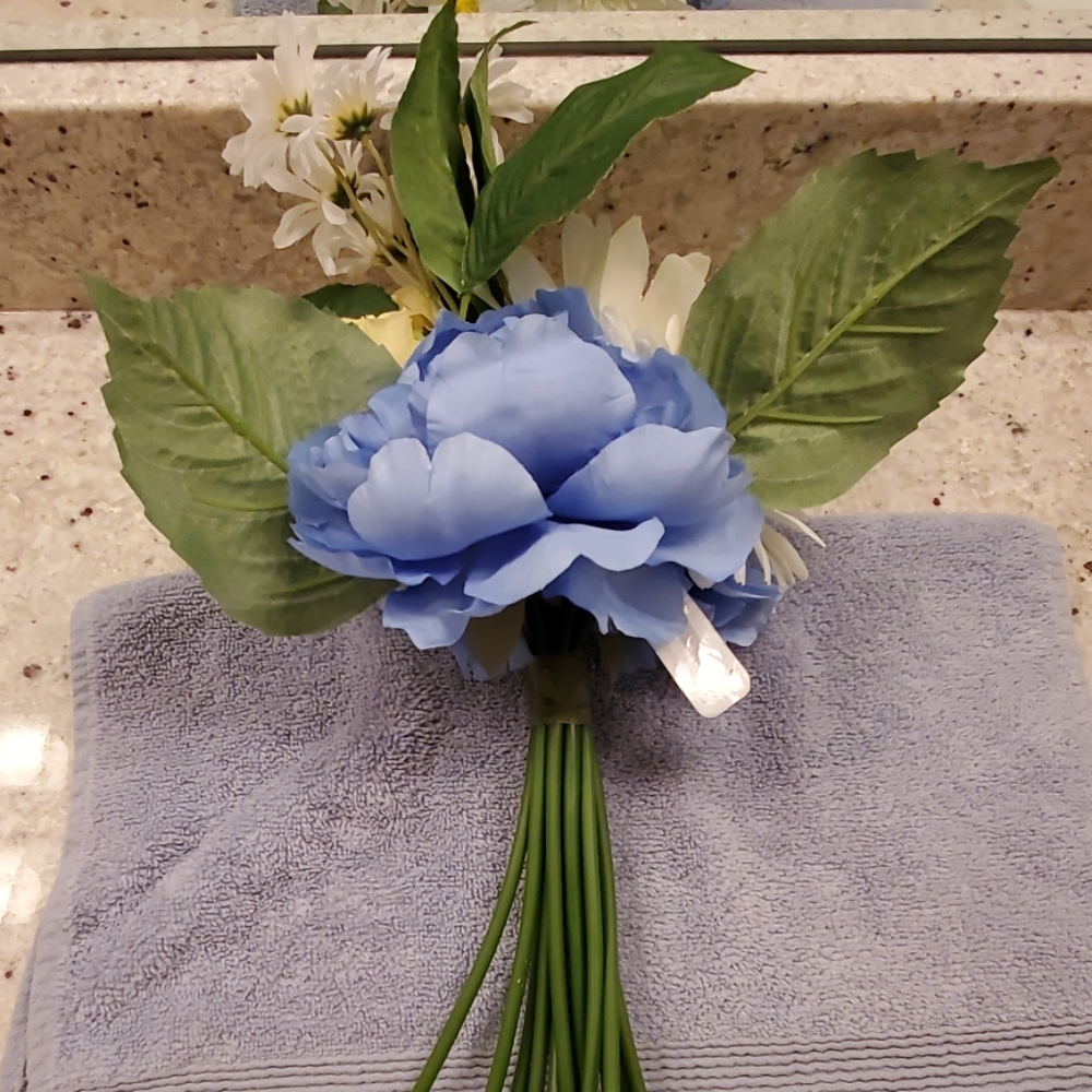 NWT FAUX FLORAL   SPRING BOUQUET - Picture 2 of 4
